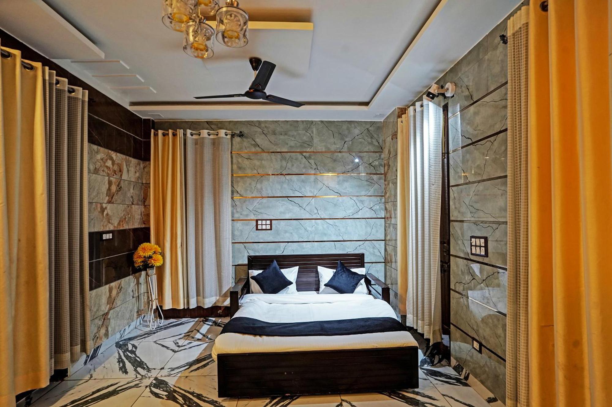 Play- Platinum Sector144 Couple Friendly Hotel Noida Luaran gambar